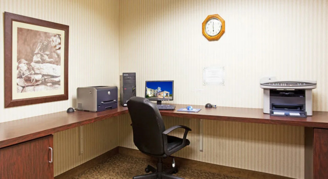 Holiday Inn Express & Suites Garden City, Брондау Қонақ үй Гарден Сити 