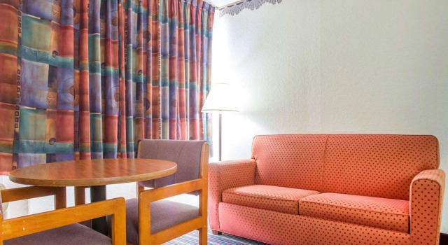 Четырёхместный номер Standard Rodeway Inn Stone Mountain