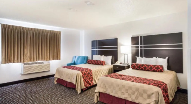 Четырёхместный люкс Americas Best Value Inn Charlotte