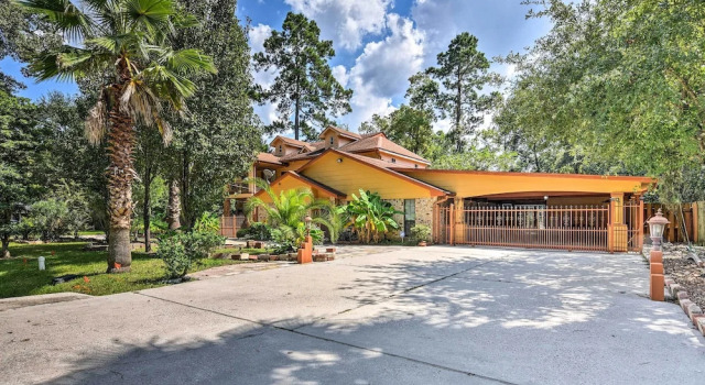 Spacious Conroe Home w/ Foosball & Pool Table!, Buchen Sie Ferienhaus Villen in Shenandoah, Villa