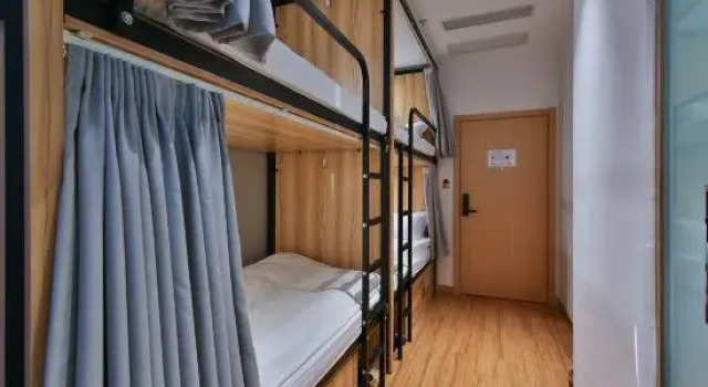 Кровать в общем номере Shanghai Pengpai Art Youth Hotel