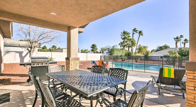 Коттедж с 3 комнатами с балконом Updated Las Vegas House: Patio & Solar Heated Pool