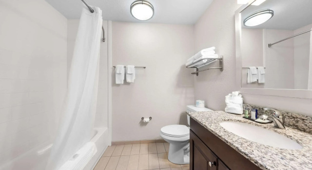 Четырёхместный люкс Sleep Inn & Suites West-Near Medical Center