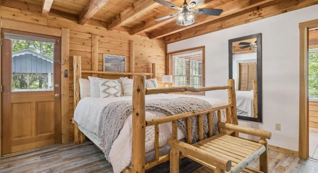 Golf Resort Cabin w Hot Tub Firepit Pool, Забронировать Курортный отель Курортные отели Гатлинберг, рядом с Hillbilly Golf, Курортный отель