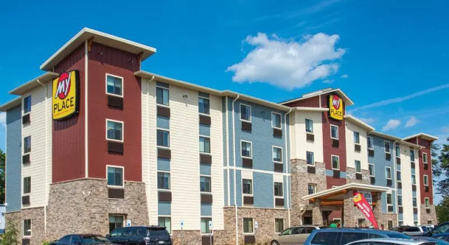 Кровать в общем номере La Quinta Inn & Suites by Wyndham Greenville Woodruff Rd