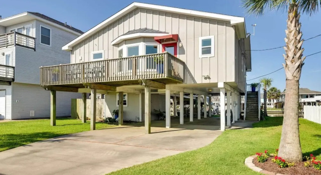 < 1 Mi to Ocean: Water-view Home in Jamaica Beach, Забронировать Отель Джамайка-Бич США