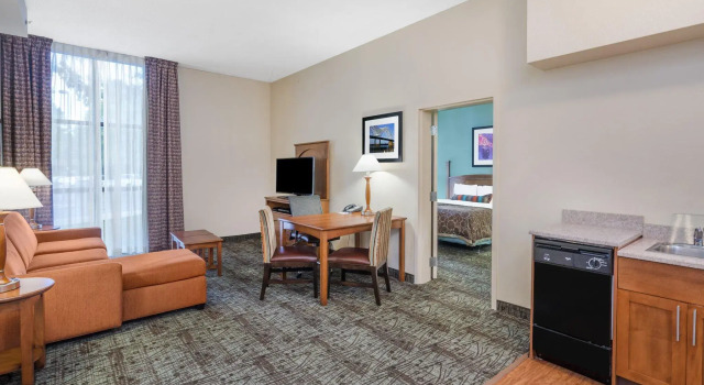 Двухместный люкс c 1 комнатой Staybridge Suites Memphis-Poplar Ave East by IHG