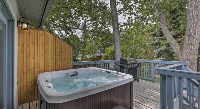 Апартаменты Modern Mountain Escape on Golf Course w/ Hot Tub!