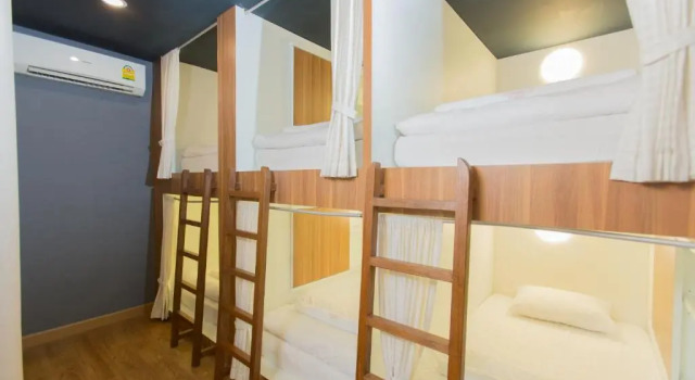 Кровать в общем номере Give Me 5 Hostel