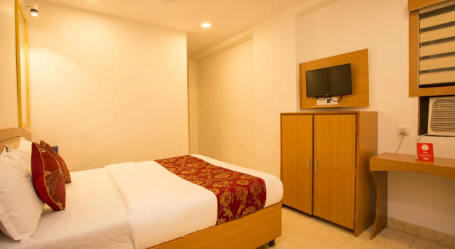 OYO 8755 Hotel Red Palms, Забронировать Отель Отели штата Махараштры с бассейном, Бассейн