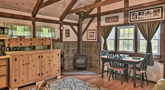6 Mi to Grandfather Mtn: Lake Cottage w/ Deck, Book Feriehus Sommerhuse i Pineola, Hytte