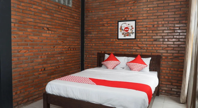 Двухместный номер Standard с балконом Kebon Krapyak Cottage Syariah Mitra RedDoorz near Stadion Maguwoharjo