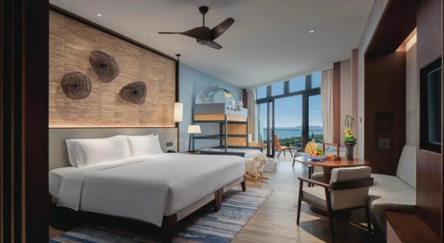 Четырёхместный номер Standard с балконом и с видом на океан Crowne Plaza Sanya Haitang Bay Resort by IHG