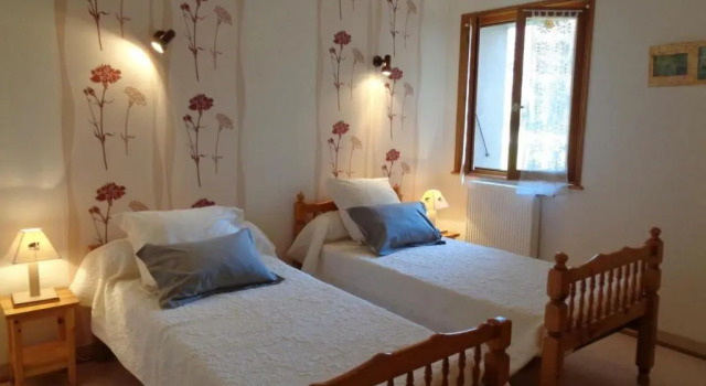 Gîte de Charme en Rhône-Alpes : Terrasse, Cheminée, Jardin, Idéal Famille, Accessible PMR - FR-1-496-93, Prenota Hotel Hotel a Alvernia con parcheggio, Parcheggio