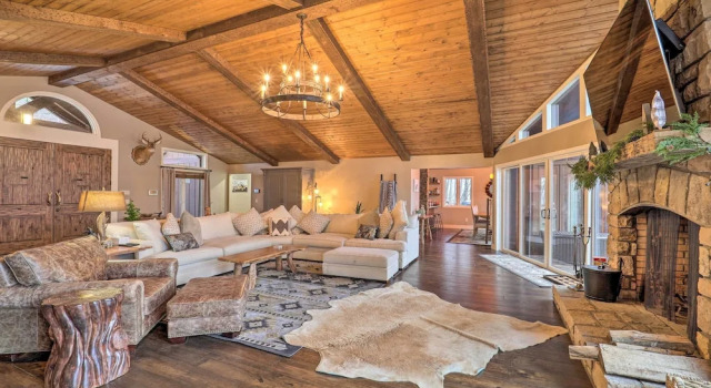 Коттедж с 4 комнатами с балконом 2 Mi to Slopes: Luxe Beech Mtn Cabin w/ Hot Tub