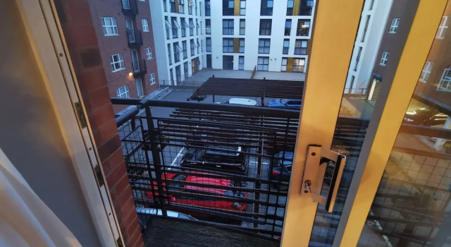 The Qube Apartments Sleeps 6 Parking, Забронировать Апартаменты/квартира Отели Бирмингема с парковкой, рядом с Океанариум «Национальный центр морской жизни», Парковка