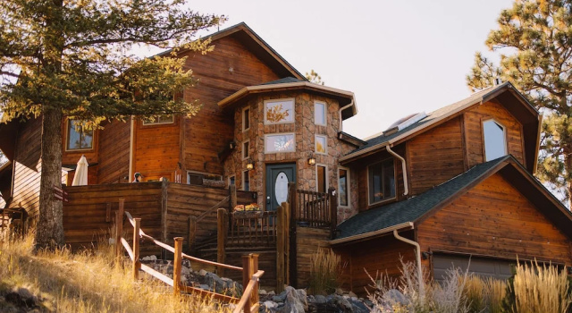 Juniper Lodge & Treehouses, Buchen Sie Pension Evergreen Colorado