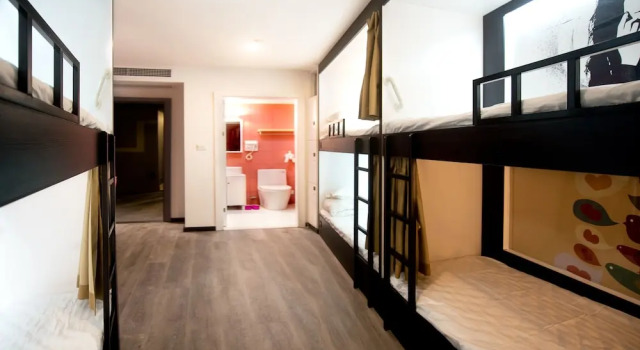Кровать в общем номере (женский номер) T&Q Hostel Broad and Narrow Alley Branch
