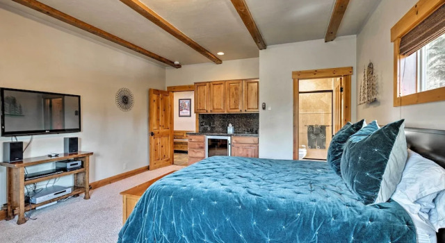 Truckee Escape w/ Hot Tub Near Ski Resorts
