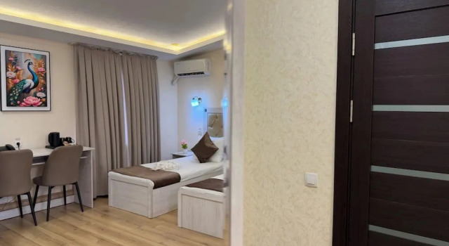 Трёхместный номер Classic с 3 комнатами с видом на город AKS Hotel