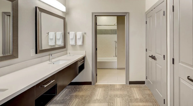 Люкс Цокольный этаж с 2 комнатами Staybridge Suites Baltimore - Inner Harbor by IHG
