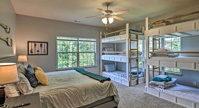 Expansive Townhome w/ Game Room & Community Pool, Забронировать Отель Отели Table Rock Lake 3 звезды, 3*