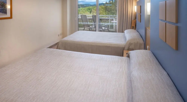 Трёхместный номер Standard с балконом Caprici Beach Hotel & Spa