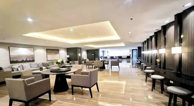 Luxurious White & Gold Haven in Makati, Забронировать Отель Макати 