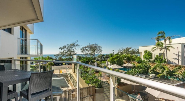 Апартаменты Deluxe Bayview Beachfront Apartments, in town right on the beach