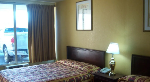 Четырёхместный номер Standard Budgetel Inn & Suites