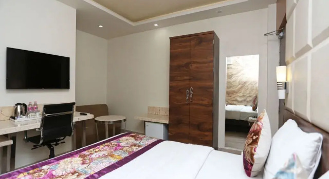 OYO 12172 Hotel Deep Premium