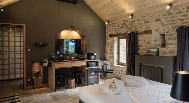Двухместный номер Deluxe Le Domaine des Prés Verts Suites & Chambres avec Jacuzzi Privatif