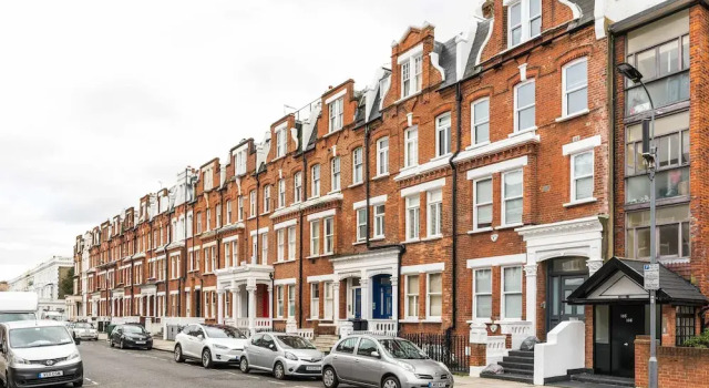 NEW Cosy 2BD Barons Court Garden Flat in the City, Забронировать Отель Лондон Большой Лондон, рядом с Больница Чаринг-Кросс