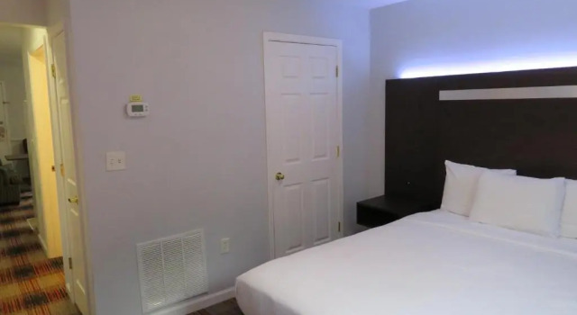 Студия Luxbury Inn & Suites