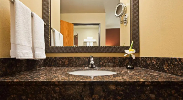 Номер Standard Best Western Plus Deer Park Hotel and Suites