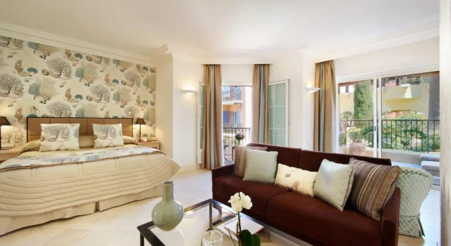 Полулюкс Hotel Byblos Saint-Tropez