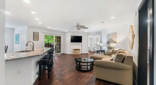 Lake Hideaway Waterfront Condo w/ Resort Perks!, Boek Resort Hotels in Coney Island met parkeren, Parkeren