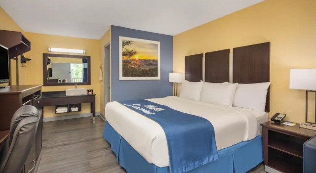 Номер Standard Days Inn by Wyndham Muscle Shoals
