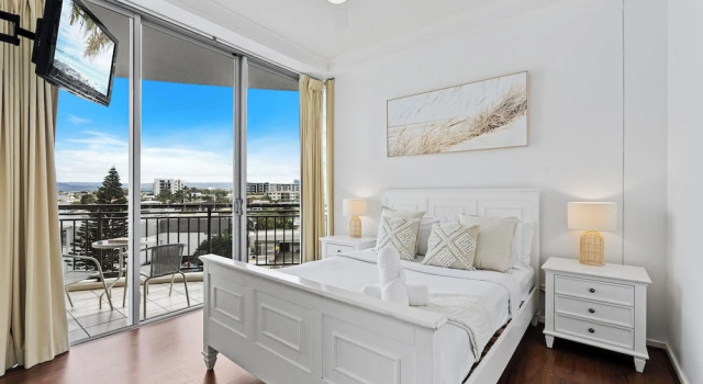 Апартаменты Chevron Renaissance-Resort Style Living managed by Gold Coast Premium