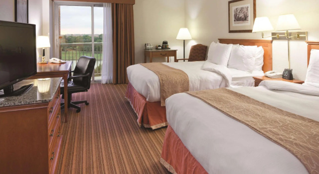 Четырёхместный номер Standard DoubleTree by Hilton Dallas-Farmers Branch