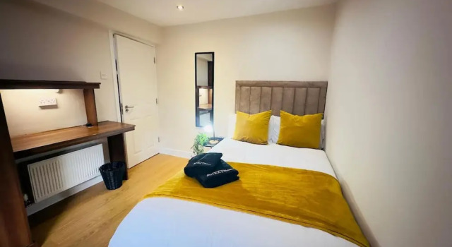 Spacious 6-bedroom Terraced House Sleeps 8 Near City Centre