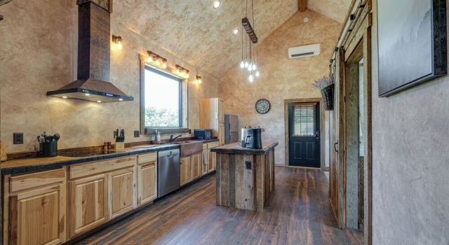 Коттедж Bedford Cabin w/ Porch, 5 Mi to Historic District!