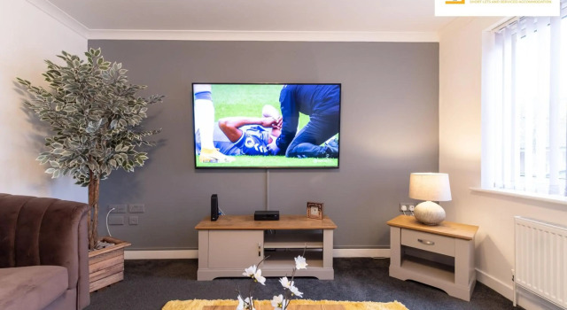 LONG STAYS 30pct OFF - Spacious 4Bed - Sports Channels - Parking By Klarok Short Lets & Serviced Accommodation, Забронировать Отель Питерборо Soke of Peterborough, рядом с Peterborough Magistrates Court
