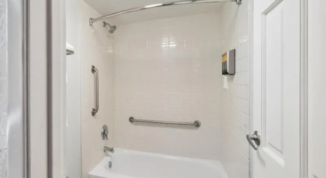 Четырёхместный номер Standard Best Western Plus Hilltop Inn