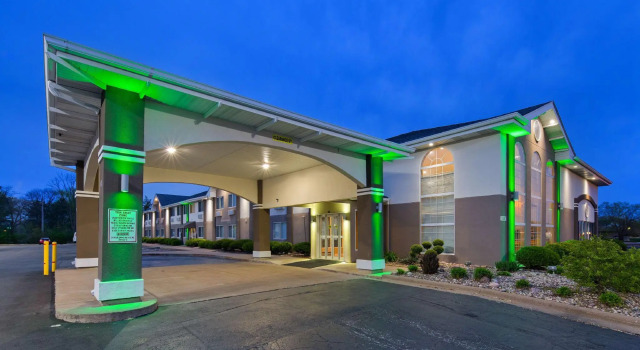 Кровать в общем номере Best Western Airport Inn