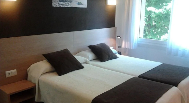 Hostal Rocamar, Забронировать Хостел Отели Сантандера с парковкой, рядом с Музей доисторической эпохи и археологии провинции Кантабрия, Парковка