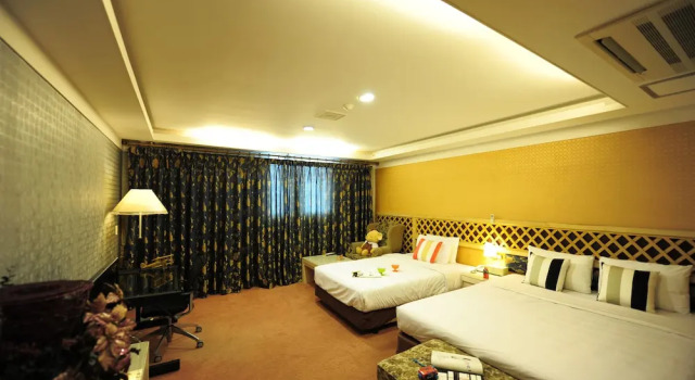 Двухместный номер Deluxe с балконом Metro Tourist Hotel