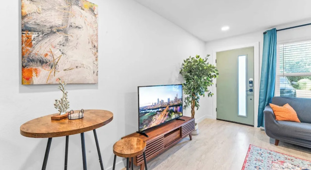 Prime SoCo boutique studios with laundry WiFi 7 Min to DT, Забронировать Апартаменты/квартира Остин Greater Austin, рядом с Rudolph Gamblin Field