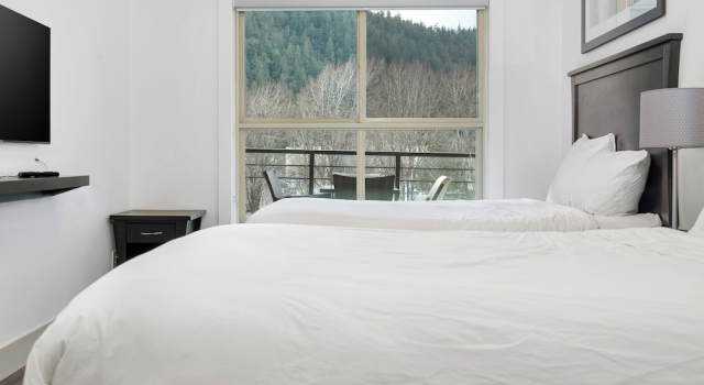 Elevated Escapes 2BR Suite Overlooking Lake, Забронировать Апартаменты/квартира Апартаменты Британской Колумбии, Апартаменты/квартира