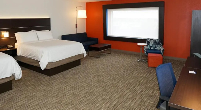 Люкс Holiday Inn Express & Suites - Aurora Medical Campus by IHG